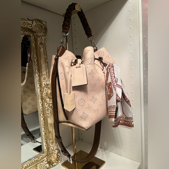 Louis Vuitton Muria Cream Mahina Leather with Brown braided strap and scarf - Picture 10 of 10